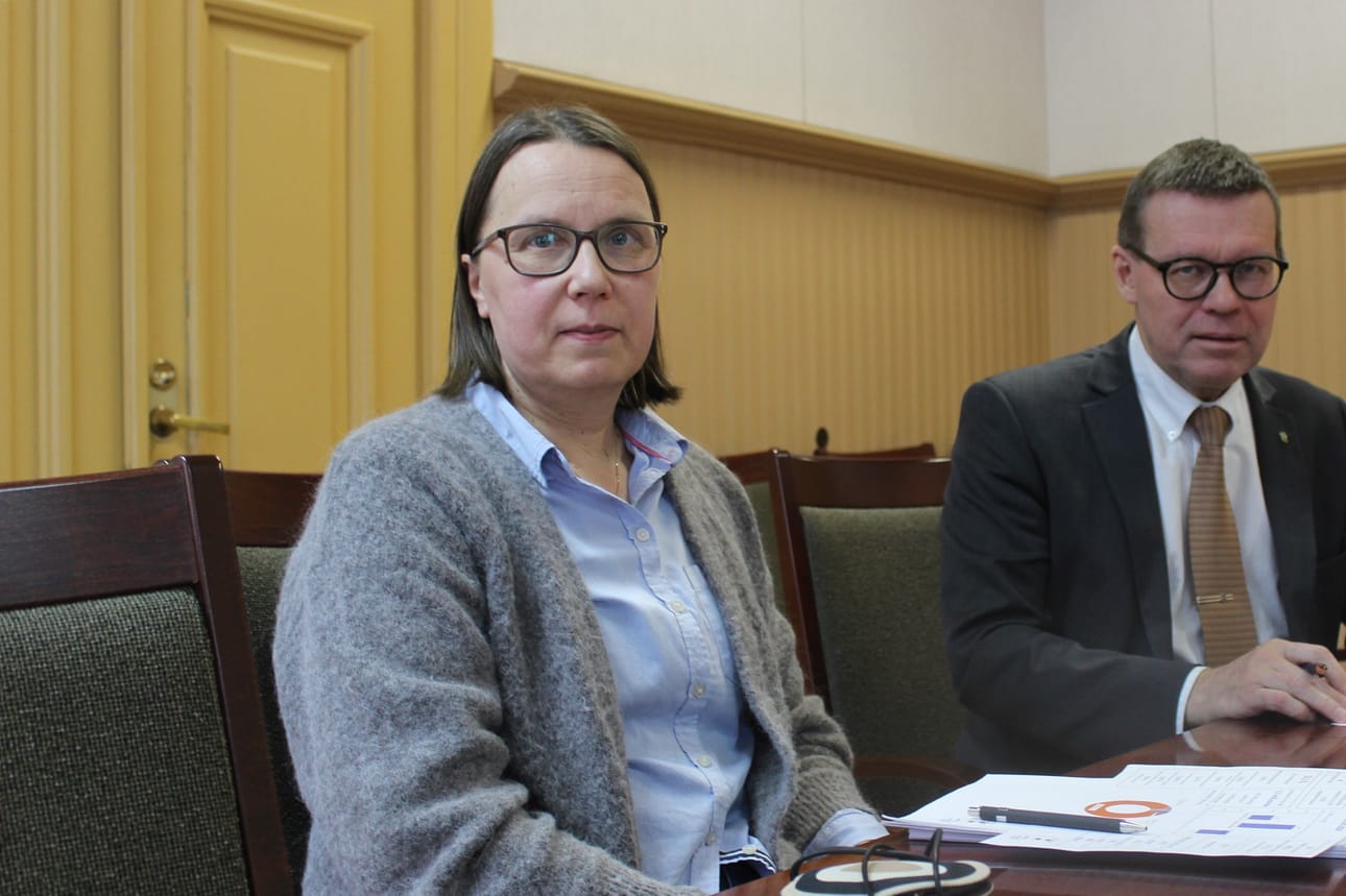 Marja Rohula jättää työnsä Kaskisten talousjohtajana. Taustalla Kaskisten kaupunginjohtaja Markku Lumio. Arkistokuva. Lotta Kallio