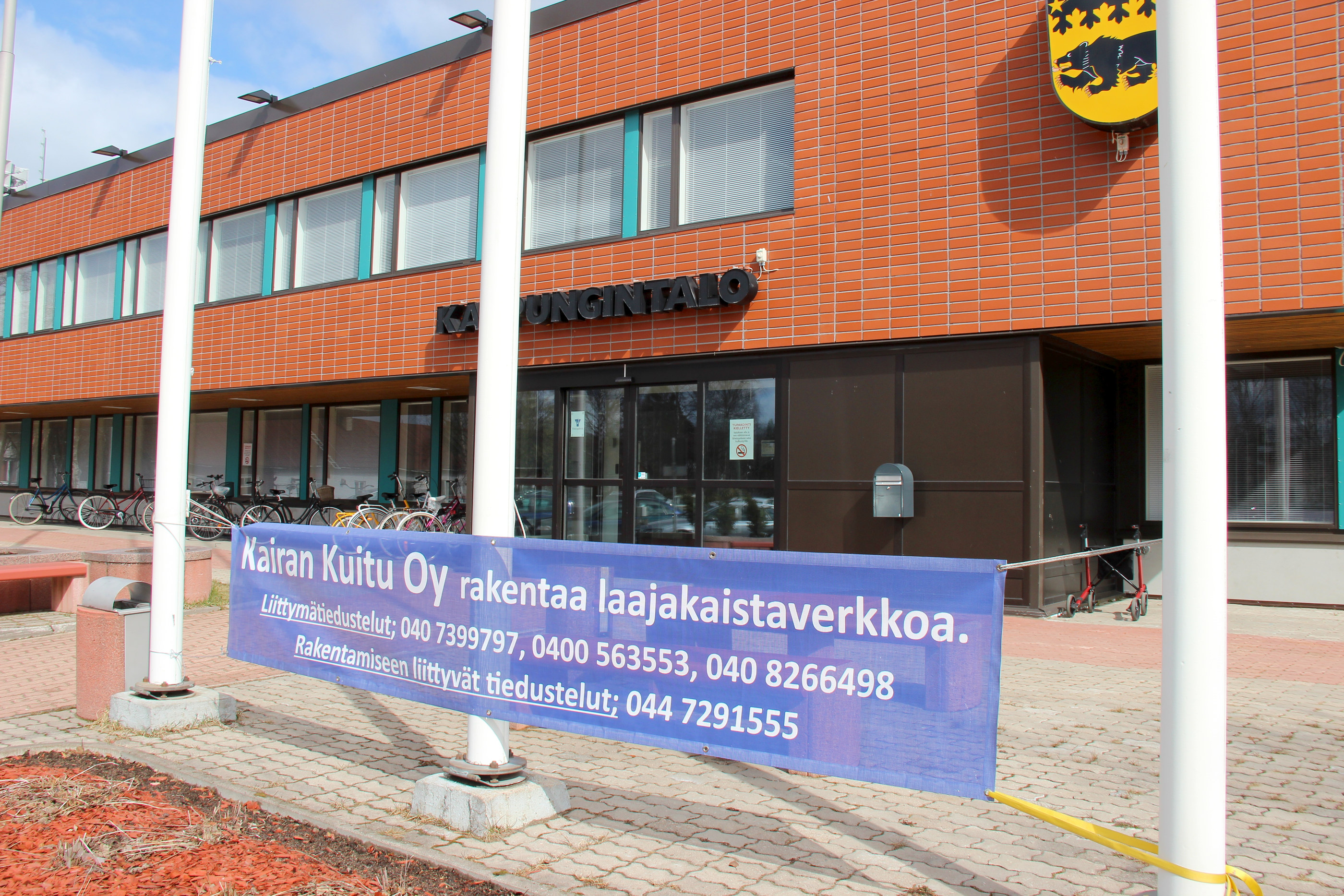 Pudasjärven kaupungintalon edusta oli kuituverkon käyttöönottojuhlan ajaksi koristeltu teeman mukaisesti.