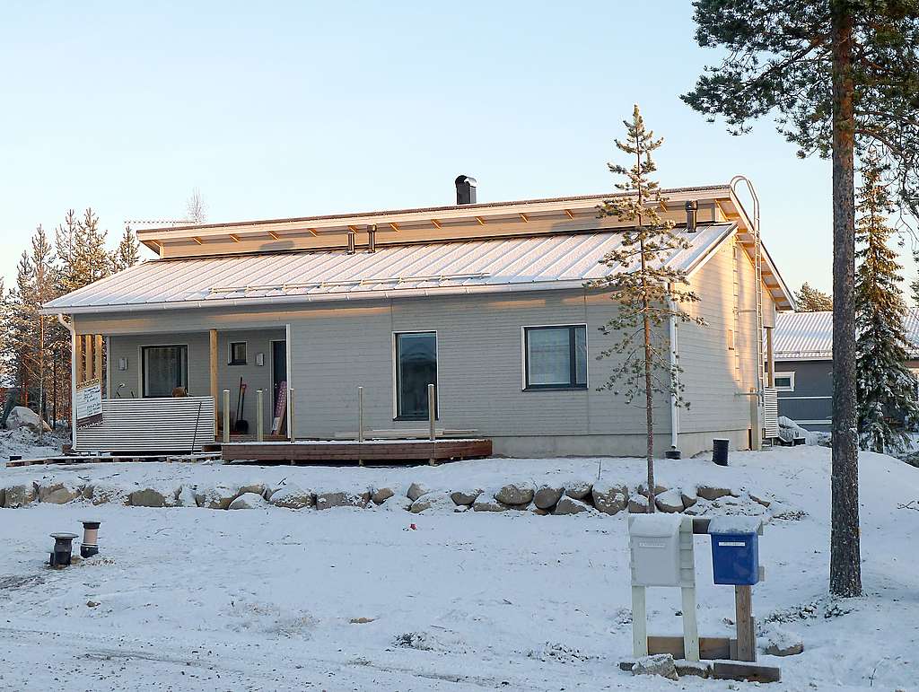 Dekotalon Deko 139 Modernissa on nykyrakentamisen ulkoilmettä.