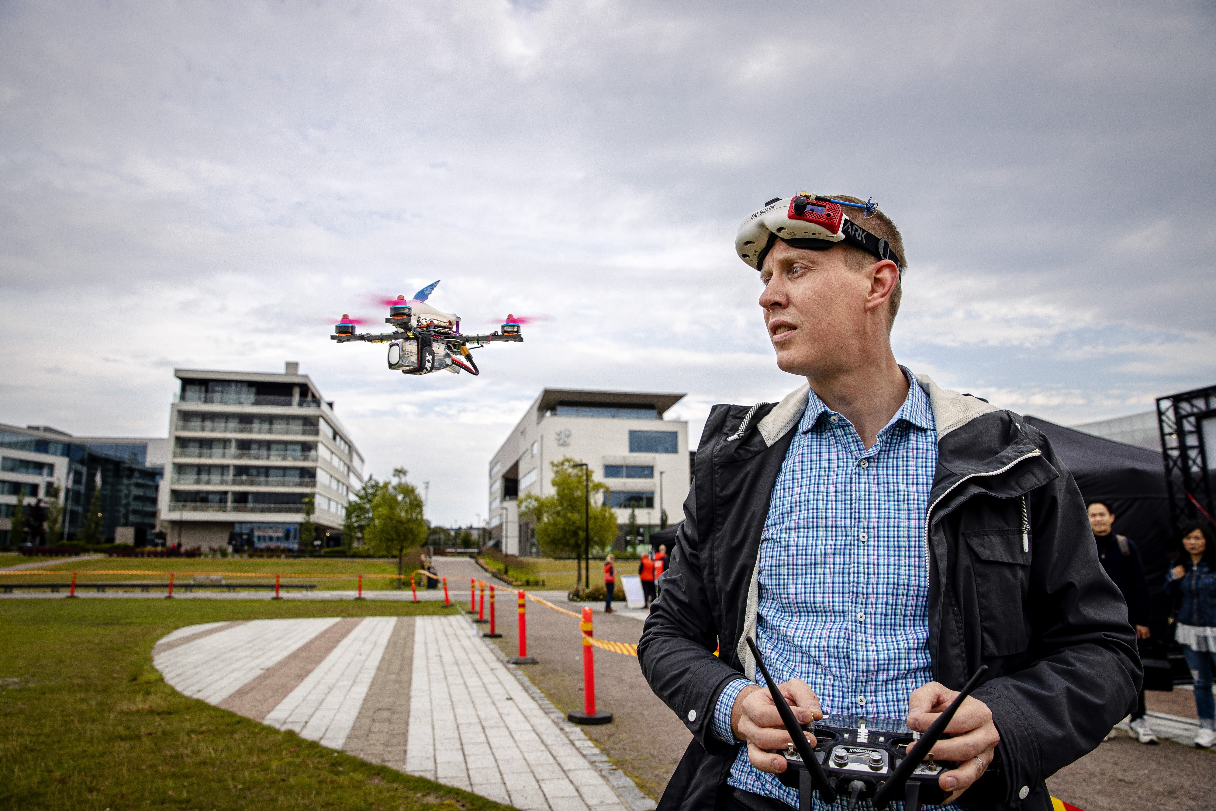 Drone-lennättämistä esiteltiin Töölönlahden puistossa osana Ultrahackin Drone Tournament -tapahtumaa torstaina. Aleksi Rastas on suomenmestari ja yksi Suomen huippupiloteista.