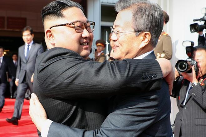 Pohjois-Korean johtaja Kim Jong-un ja Etelä-Korean presidentti Moon Jae-in halasivat ja vaihtoivat kolme poskisuudelmaa lauantain tapaamisen päätteeksi. KUVA: CHEONG WA DAE HANDOUT