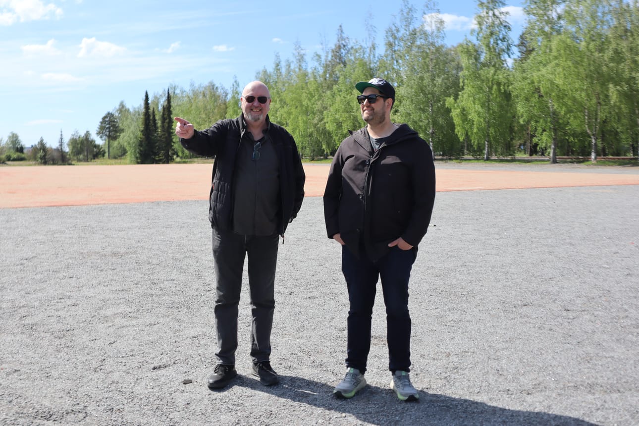 Vaasalaiset musiikkialan yrittäjät Ari Rintamäki ja Arto Mäenpää ovat erittäin tyytyväisiä Vaskiluodon festivaalialueeseen, jossa merikin siintää aitojen ylitse.
