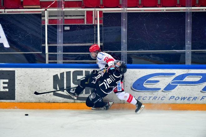Aaro Vidgren pysäytti Elias Laitamäen. Kuva: Jori Liimatainen
