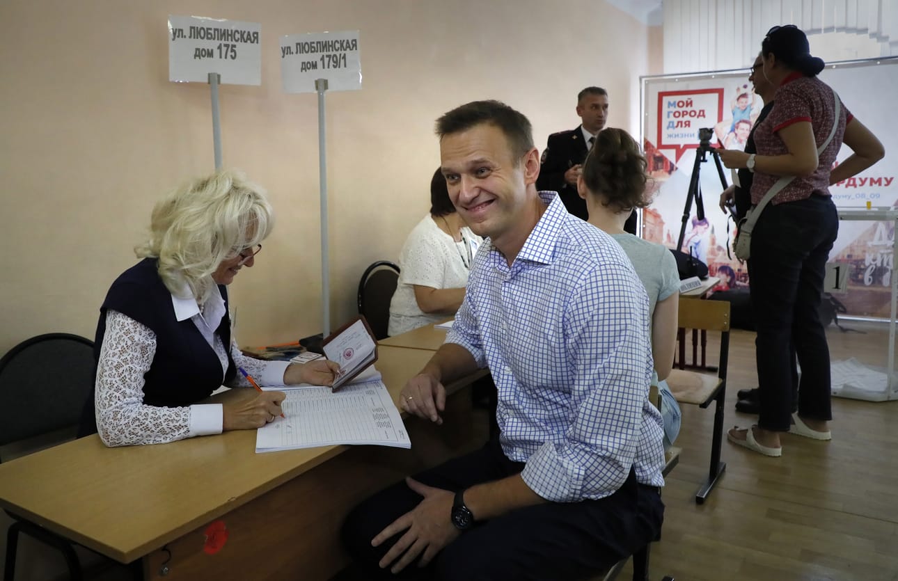 Oppositiojohtaja Alexei Navalnyi (oik.) äänesti sunnuntaina Moskovassa.