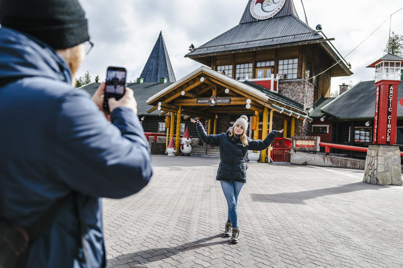 Tanskalaiset Lone Jensen ja Daniel Steen lomailevat Rovaniemellä, joka on yksi Lapin suurimmista matkailukunnista. Suomessa valmistellaan uutta matkailijaveroa, joka nostaisi yhden yöpymisvuorokauden hintaa muutamalla eurolla. Etenkin Jensen matkustelee paljon, joten vastaava vero on hänelle tuttu esimerkiksi muista EU-maista. Häntä vero ei estäisi matkustamasta uudelleen Suomeen.