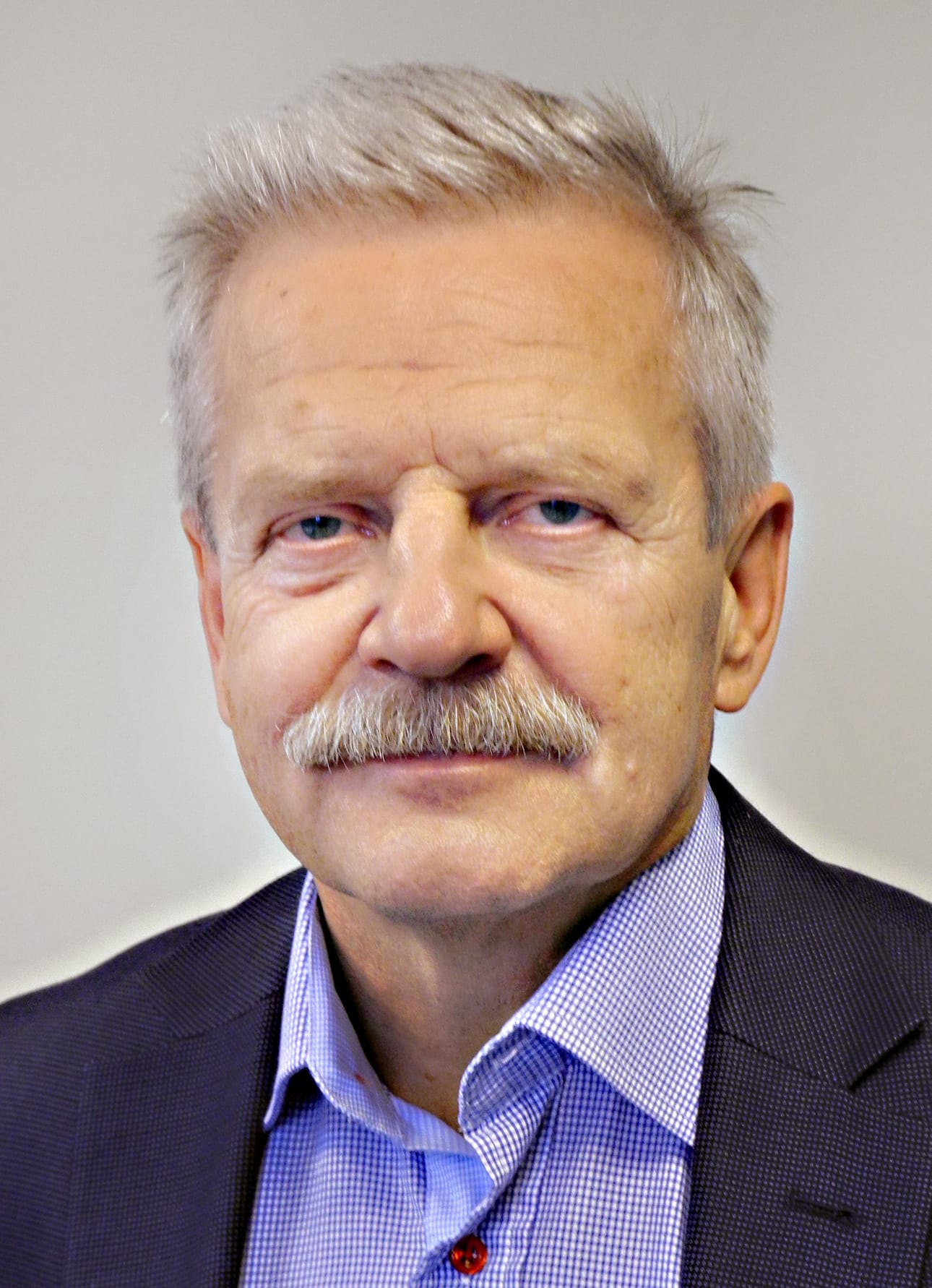 Kalervo Ukkola on kaupunginjohtaja (arvonimi), toiminut yliopiston opettajana, kahden yliopiston neuvottelukunnassa ja kahden ammattikorkeakoulun hallituksessa.