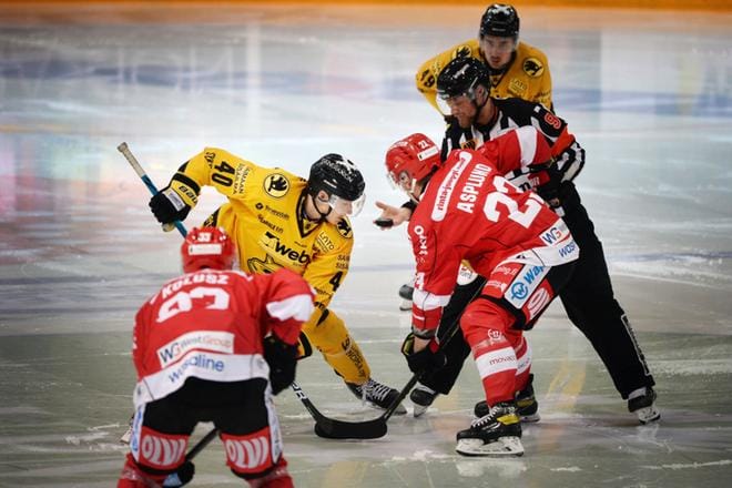 Aloituksissa ratkaistiin paljon Lappeenrannassa. Sportin Turo Asplund voittaa aloituksia kovalla prosentilla, mutta niin myös SaiPan Jarno Koskiranta. KUVA: KAI SKYTTÄ