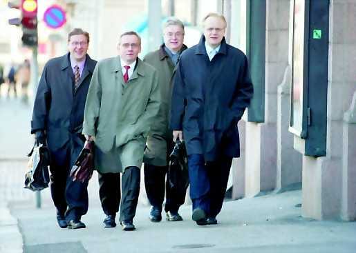 Kuvaotsikko. Matti Huutola, Mikko Mäenpää, Ilkka Joenpalo ja Lauri Ihalainen marssilla pääministerin puheille.