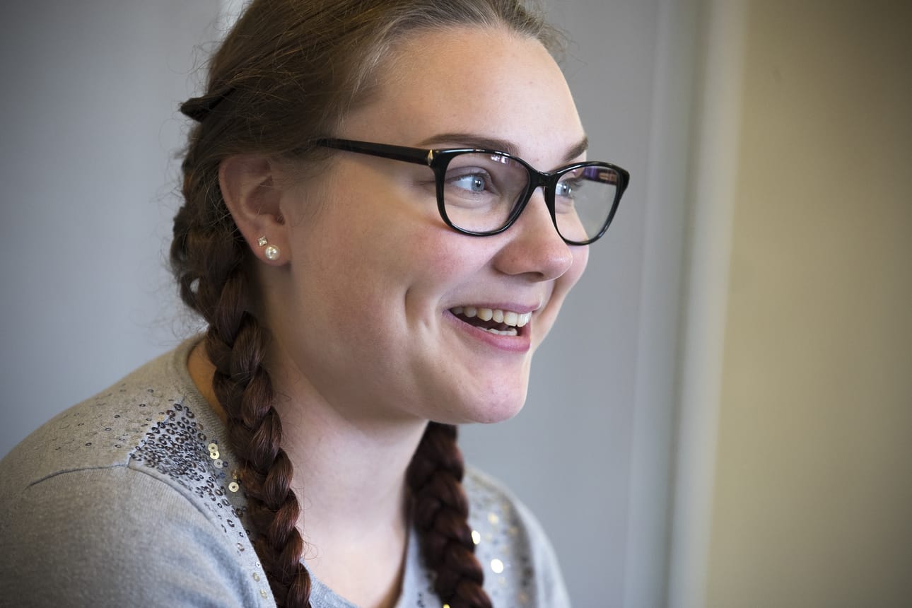 Kaksoistutkintoa Raahen Lukiossa ja Porvarikoulussa suorittava Henna Valliovuo kirjoitti äidinkielen lukutaitodon kokeen maanantaina. Yo-kokeisiin hän tuli mummun ja papan kyydissä Kalajoelta.