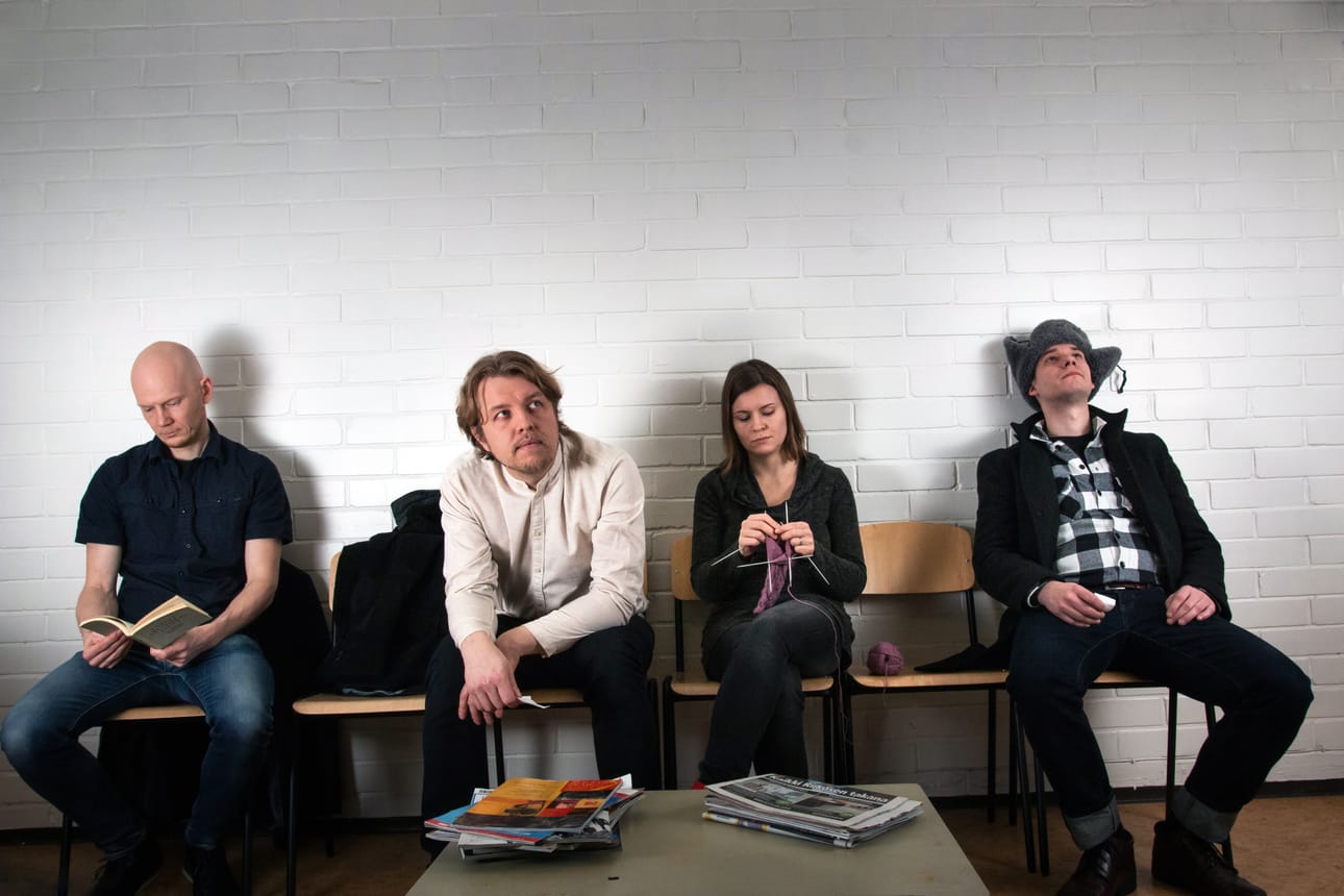 Väisänen jne. on yhtä kuin Tomi Väisänen (laulu ja kitara), Paula Riihimäki (viulu, urut ja laulu), il Palmo (kitara) ja Oscar Heiskanen (kontrabasso).