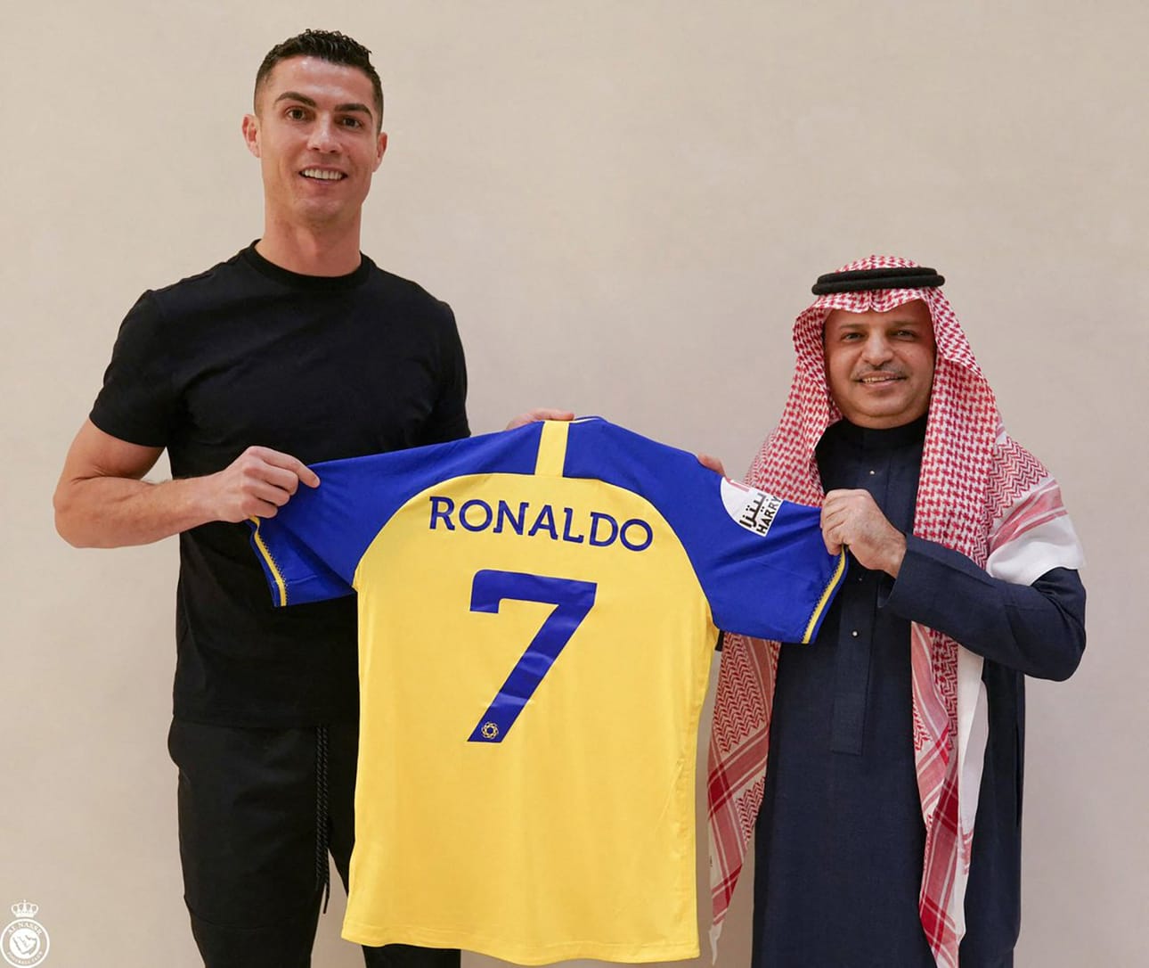Ronaldo poseerasi uuden pelipaitansa kanssa. LEHTIKUVA / AFP