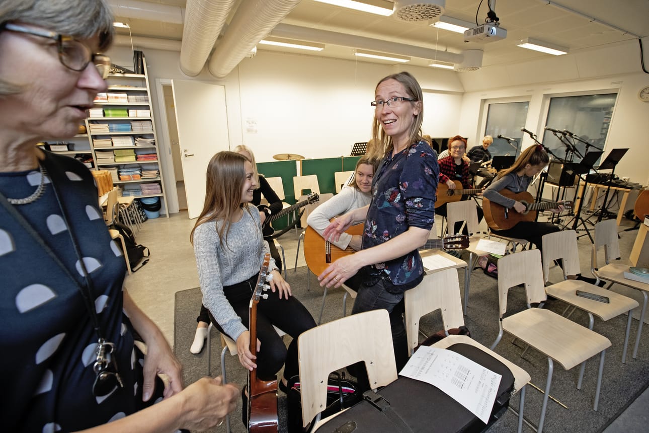 Lukiolaiset Milla Lehtelä ja Inka Kyllönen opettelavat bluesin soittoa Riikka Suni-Lajusen johdolla.