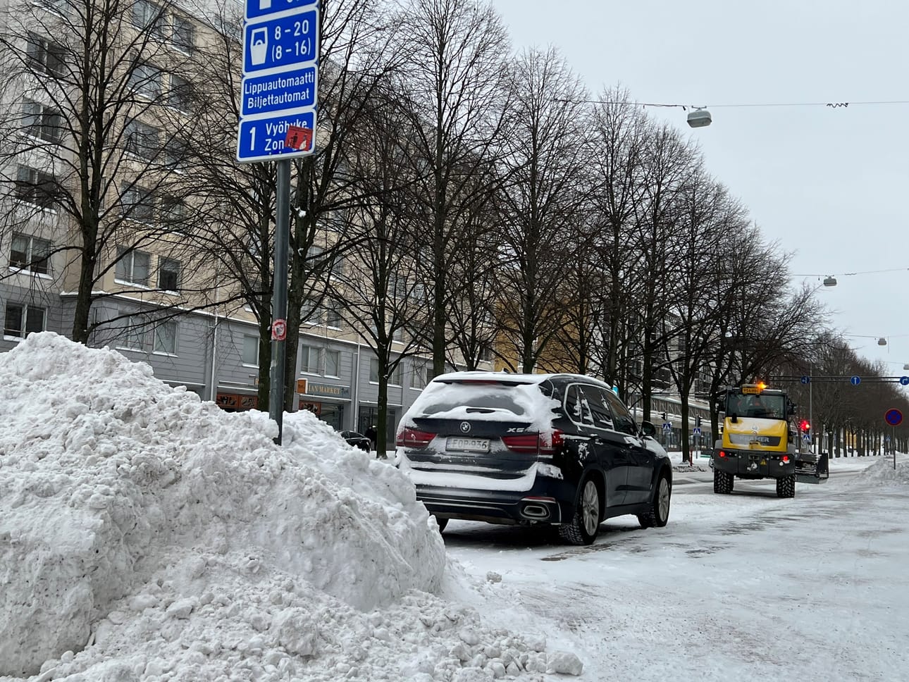 Aurauskalusto joutui töihin viikonloppuna Vaasassa.