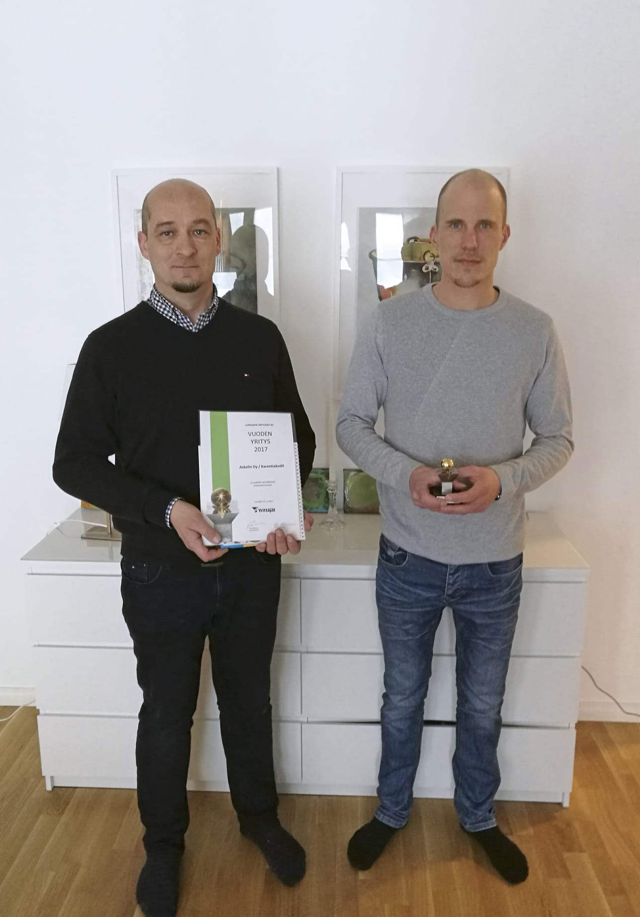 Lumijoen Yrittäjät valitsivat vuoden yrittäjäksi Karentiakodit. Palkinnon vastaanotti yrityksen toimitusjohtaja Pekka Poukkula ja varatoimitusjohtaja Juho Oksa.