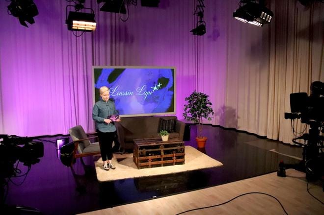 Vamian opiskelijoiden tuottaman Linssin läpi -ohjelman studiokuvaukset tehtiin Ylellä. Media-assistentiksi opiskeleva Noora Laakso on juontajan roolissa. Kuva: Kaj Lindeman