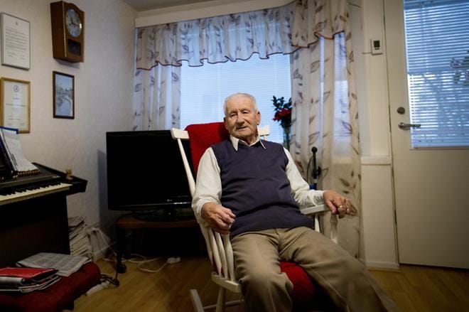 Äyräpää-Vuosalmen veteraani Henrik Heikki Kallio asettui sotien jälkeen Vaasaan puolisonsa Martan kanssa. Martta Kallio kuoli puolitoista vuotta sitten. He saivat kaksi poikaa, joista toinen on menehtynyt. Kalliolla on myös lapsenlapsia. KUVAT: JAAKKO ELENIUS