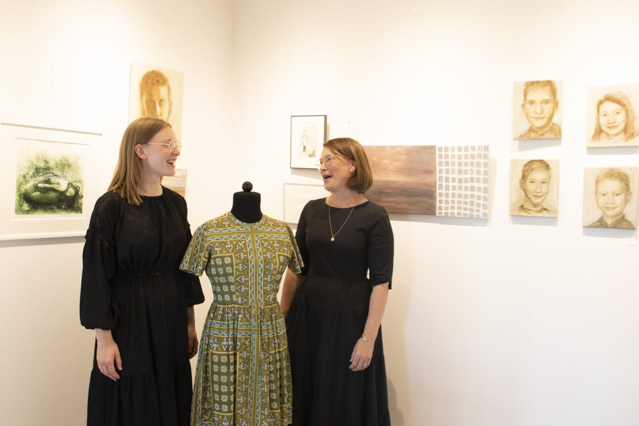 Vihreä mekko on viitoittanut tyttären ja äidin taideprojektia. Näyttelyssä on esillä sekä Julia Lehdon että Anne Lehdon taidetta ja Julian ottamia valokuvia. Mekon puuvillakuidut ovat kuiskineet tarinoita.