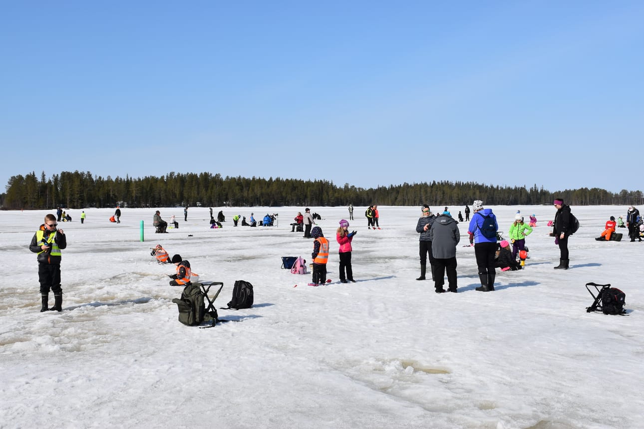 Posion Kalamiehet ja Lapin Matkametsä järjestävät jo toisena talvena peräkkäin Posion koululaisille pilkkitapahtuman. Kuva on viime vuoden tapahtumasta.