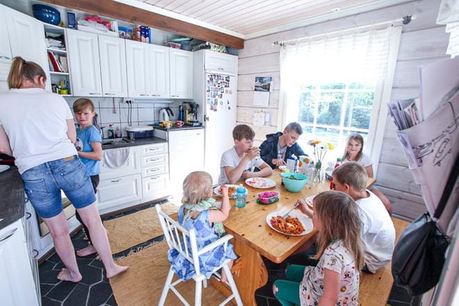 Pohjolat kerääntyvät syömään yhdessä ruokapöydän ääreen. Vaikka suurin osa lapsista on vielä pieniä, ruokailu sujuu rauhallisesti, ja ruoka maittaa kaikille. KUVAT: PAULA KASKIMAA