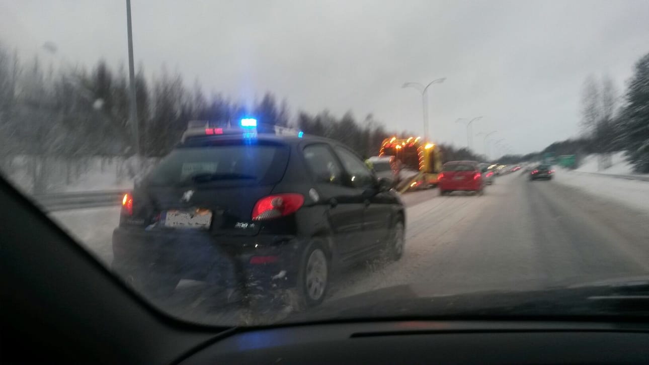 Iltapäivällä sattuneessa yhdessä Pohjantien onnettomuudessa henkilöauto törmäsi kaiteeseen Lintulan liittymän kohdalla.