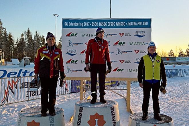 Wisan hiihtojaosto luovutti Marcus Ekströmille tammikuussa kiertopalkinnon viime vuoden ansioista. Ekström (oik.) rupesi viikonloppuna Imatralla tienaamaan palkinnolle jatkokautta. KUVA: TUIJA KATAJAMÄKi