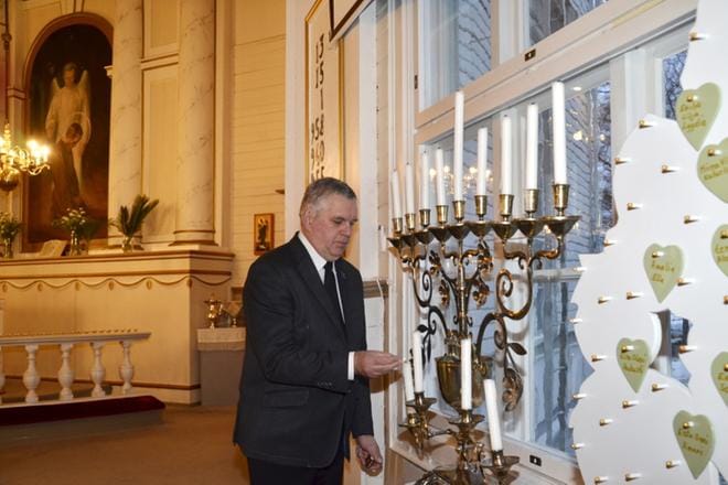 Kullervo Ketonen tulee jo aamulla kahdeksalta valmistelemaan messua tai sanajumalanpalvelusta. Kuvassa syttyy ensimmäinen adventtikynttilä. KUVA: MARKKU TURPELA