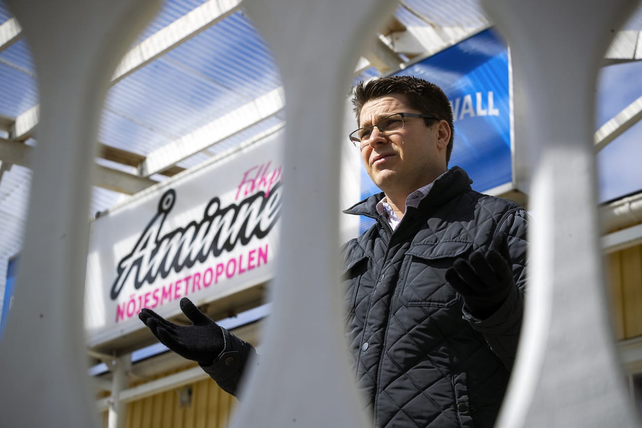 Mikko Ollikainen pyöritteli ajatusta kahden vuoden ajan ennen kuin teki päätöksen. Hänet kuvattiin vuonna 2020 paikallisille tärkeässä paikassa, Åminnen tapahtumakeskuksessa Maalahdessa. Arkistokuva.
