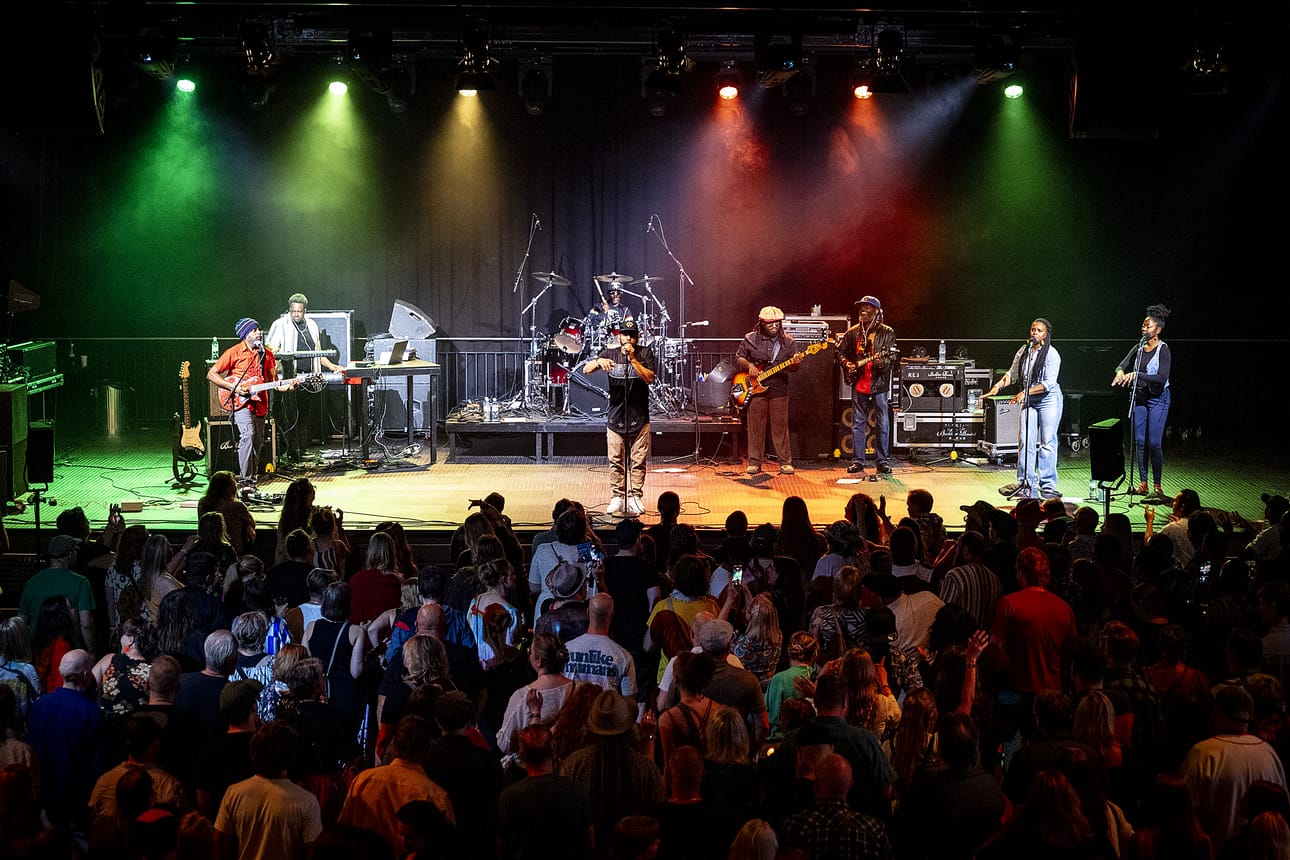 Oulun Tarkastamolla torstaina esiintynyt The Wailers jatkaa reggaelegenda Bob Marleyn perintöä.