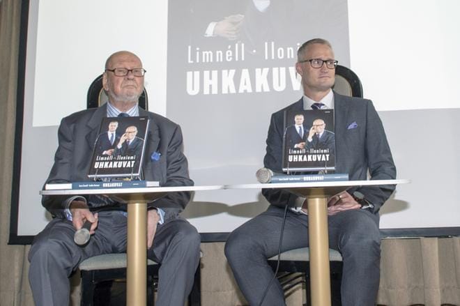 Ministeri Jaakko Iloniemi ja kyberturvallisuuden professori Jarno Limnéll esittelivät uhkakuvia koskevaa teostaan torstaina Helsingissä. KUVA: Kimmo Penttinen