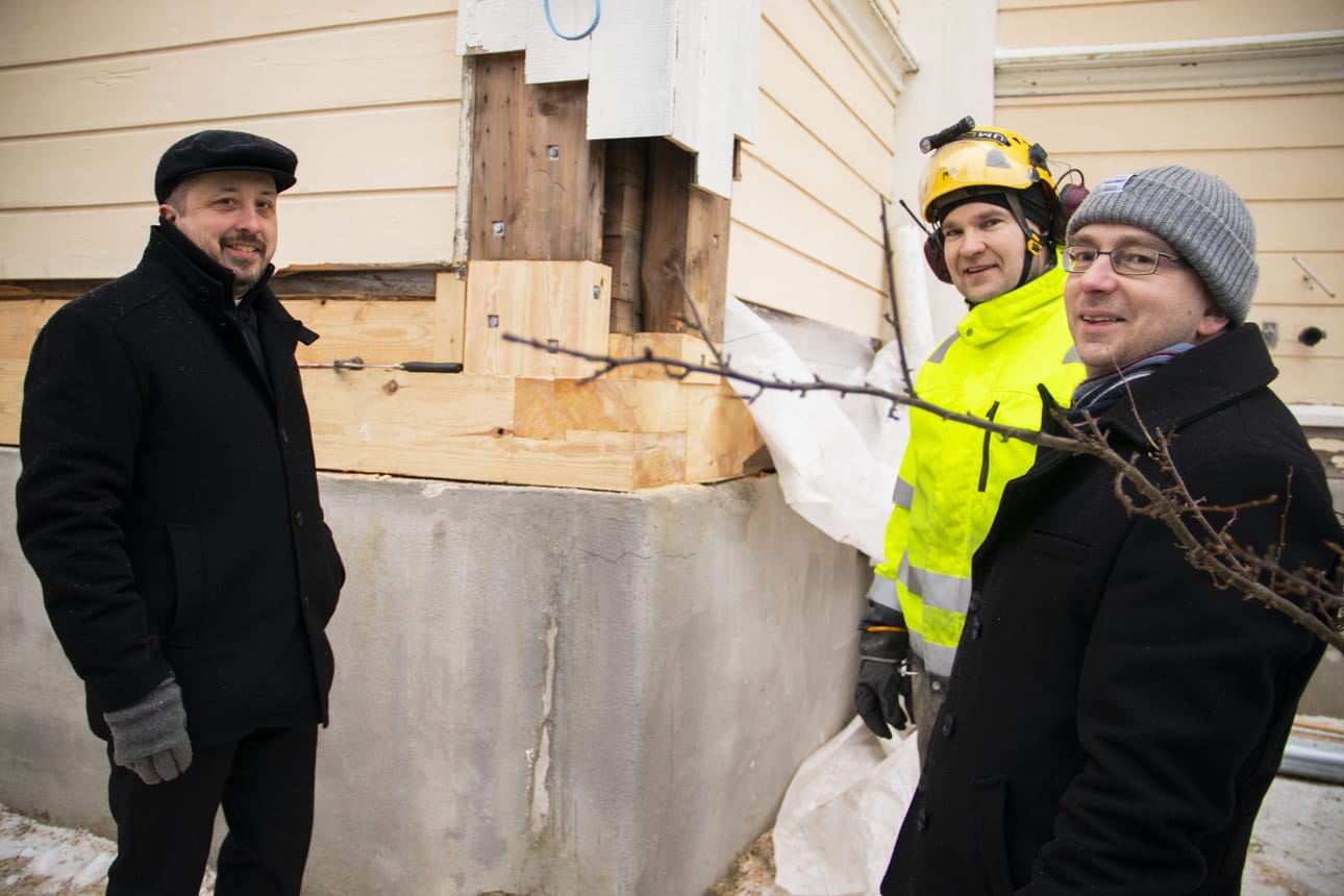 Kirkkoherra Teemu Isokääntä, vastaava työnjohtaja Tauno Lepistö ja talouspäällikkö Jukka Aatsinki ovat varsin tyytyväisiä siihen, miten Tyrnävän kirkon remontti on edennyt.