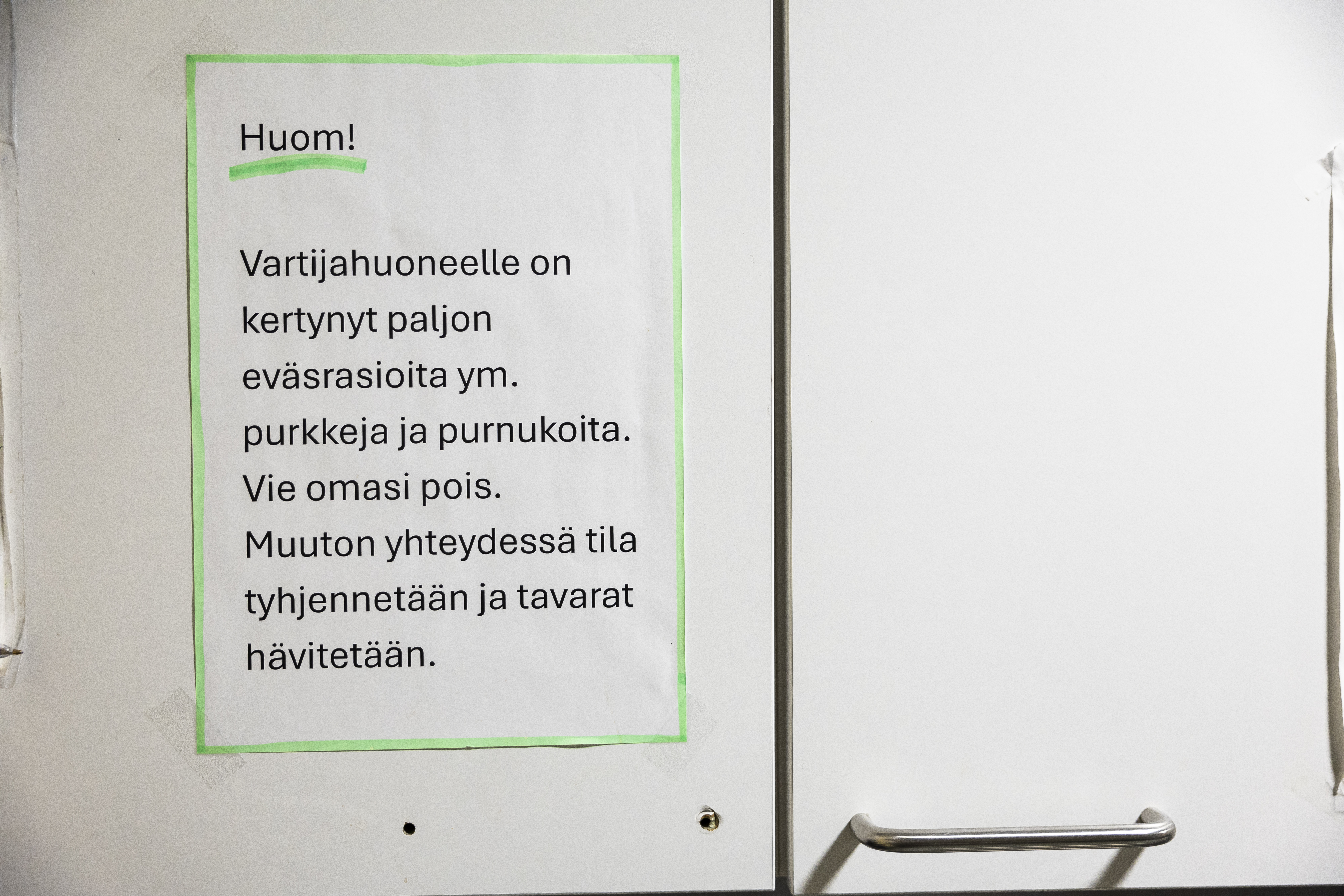 Henkilökuntaa kehotetaan viemään ylimääräiset purkit pois tiloista.