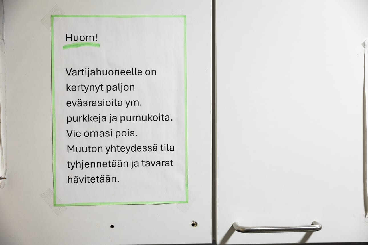 Henkilökuntaa kehotetaan viemään ylimääräiset purkit pois tiloista.