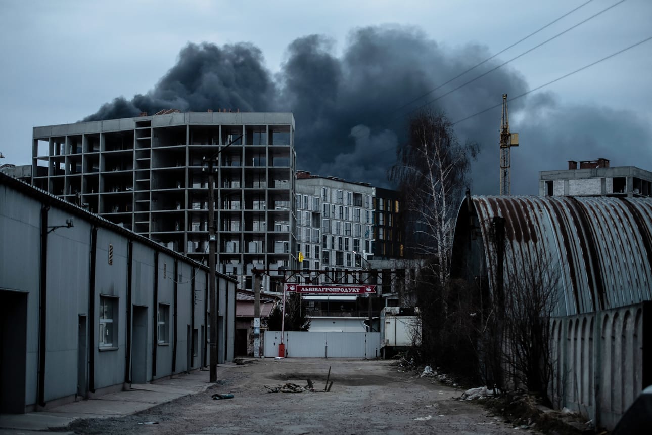 Savupilvi nousi taivaalle ilmaiskun jälkeen Lvivin kaupungin ulkopuolella lauantaina.