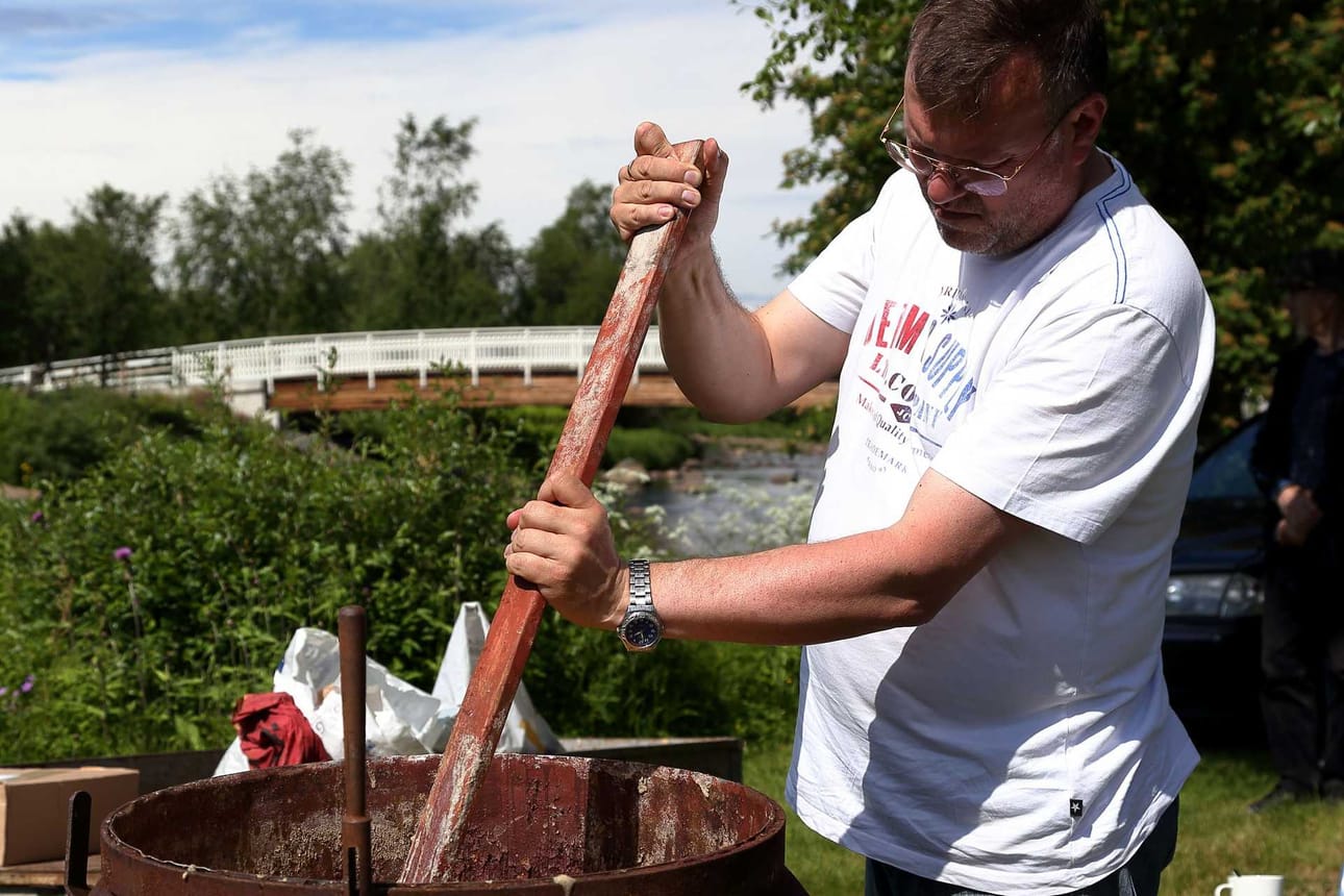 Luonnonmukainen punamulta vanhenee rakennuksen mukana haalistuen pikkuhiljaa. Ennen uutta käsittelyä vanhan maalin tarvitsee vain harjata pois.