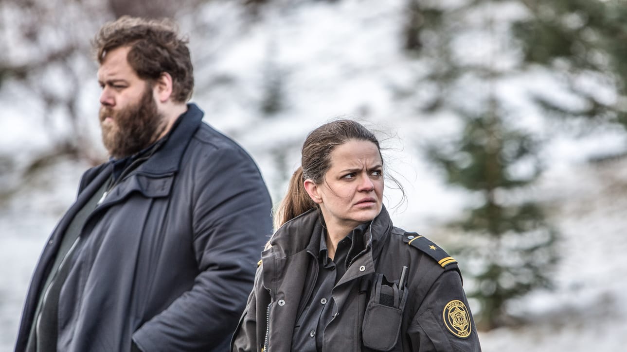 Andri (Olafur Darri Olafsson), Hinrika (Ilmur Kristjansdottir) selvittävät rikoksia Islannin maaseudulla, jossa on jylhät maisemat.