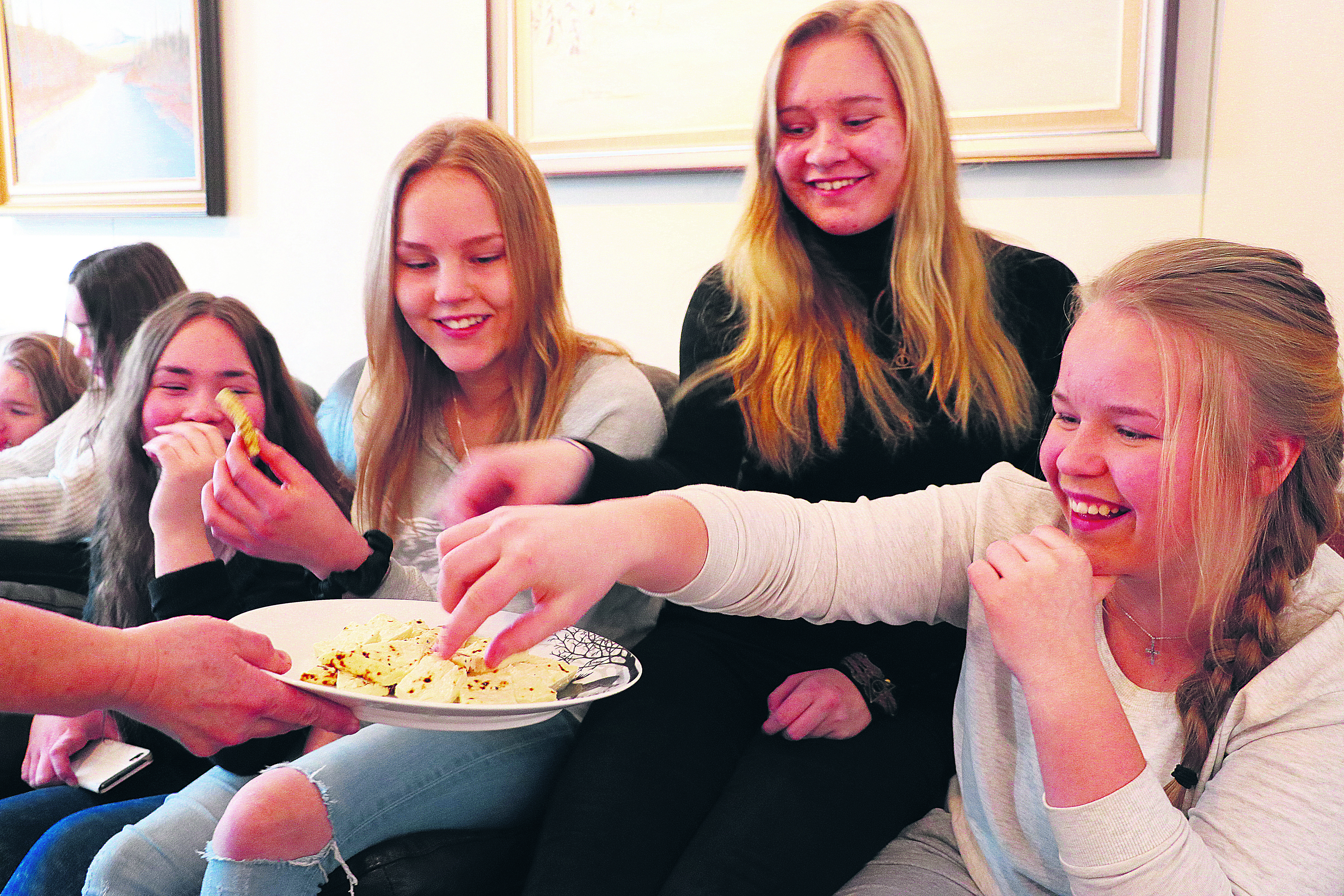Yhdeksäsluokkalaisille Janette Simunalle, Peppiina Myllyselle, Anna Poutiaiselle ja Jessica Heinäselle leipäjuusto maistuu.