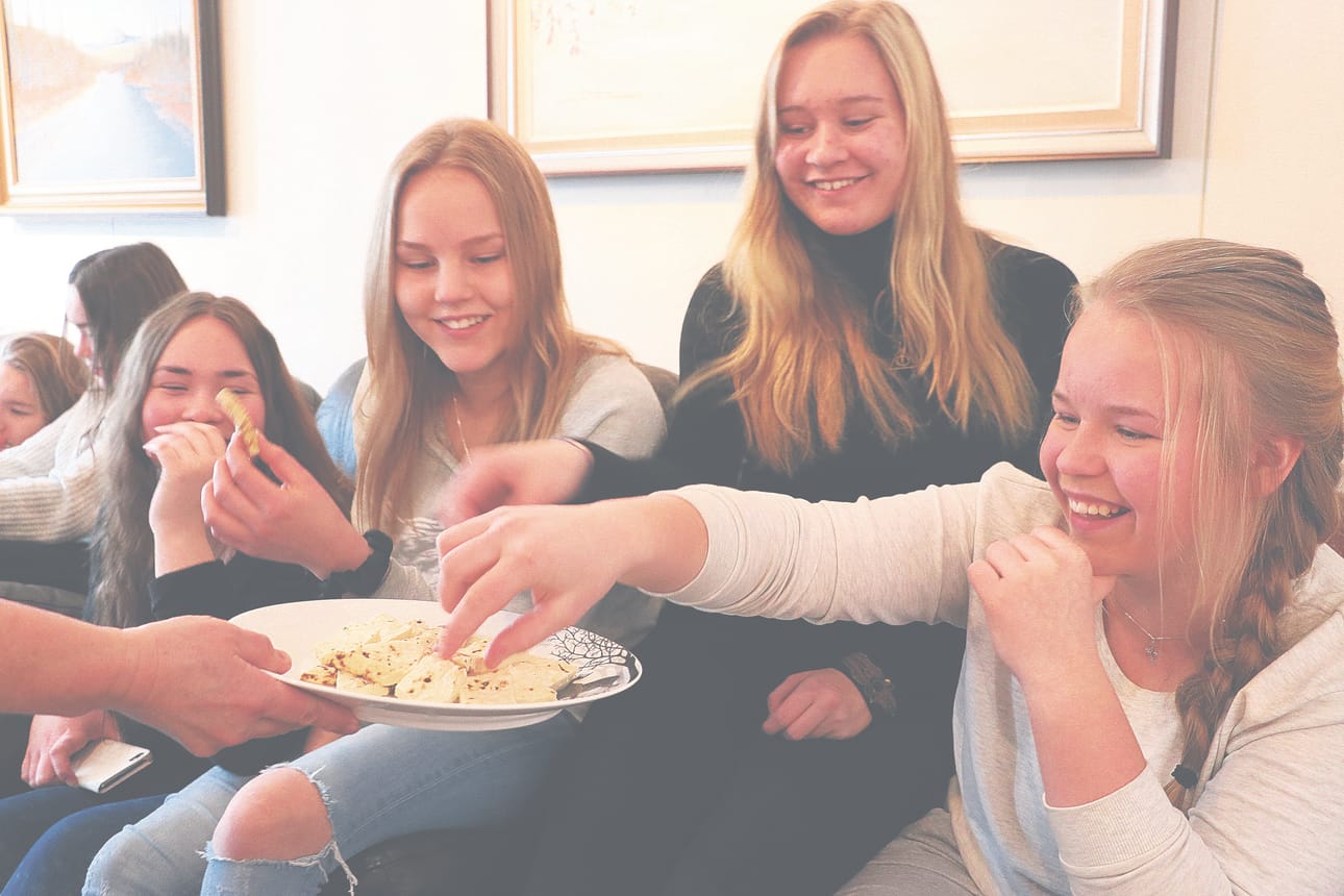 Yhdeksäsluokkalaisille Janette Simunalle, Peppiina Myllyselle, Anna Poutiaiselle ja Jessica Heinäselle leipäjuusto maistuu.