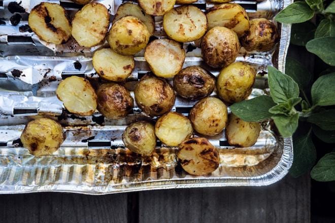 Grillaa perunoihin kaunis pinta.