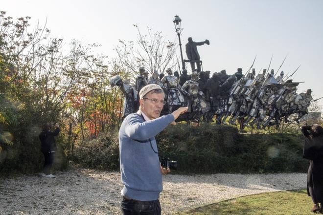 Budapestin ex-pormestari Gábor Demszky kertoo, että sosialismin ajan patsaat piti pelastaa puistoon unkarilaisten vihalta rautaesiripun romahtamisen jälkeen. KUVA: Kimmo Penttinen