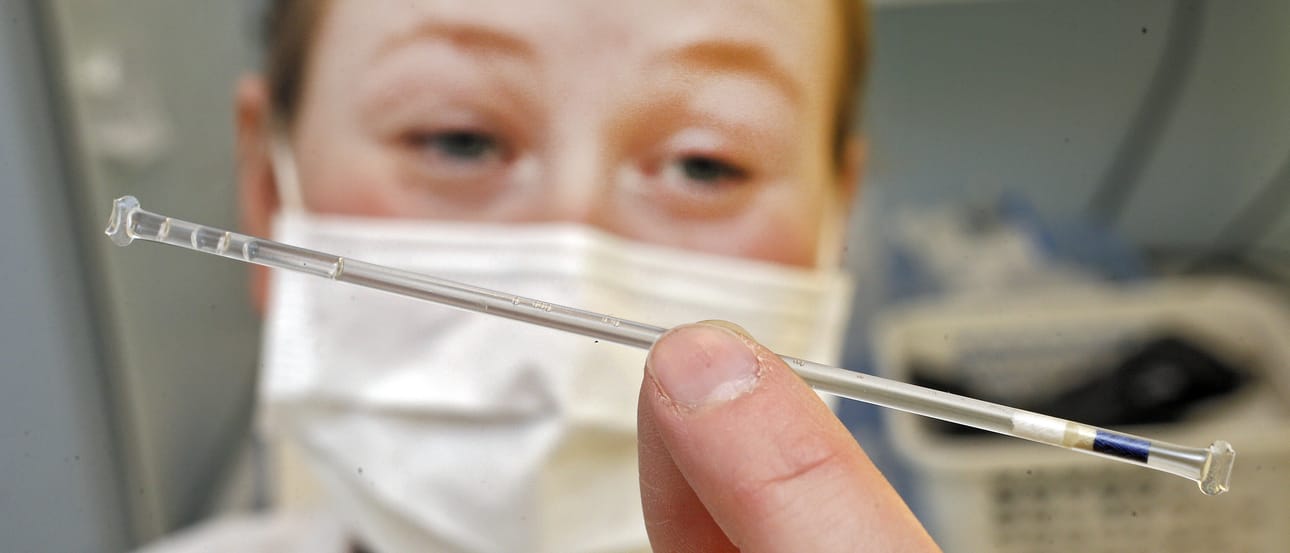 Väestöliiton biologi Sanna Ylisaukko-oja esittelee turvaolkia, joissa siemennestenäytteet pakastetaan. Spermaa voidaan pakastaa myöhempiä hoitoja varten.