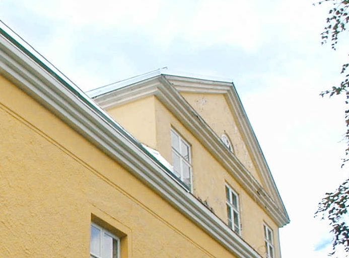 Ylihärmän keskustan tunnettu maamerkki, 1920-luvulla rakennettu keltainen Taidetalo etsii uutta omistajaa. Kaupunki luopuu siitä tarpeettomana.