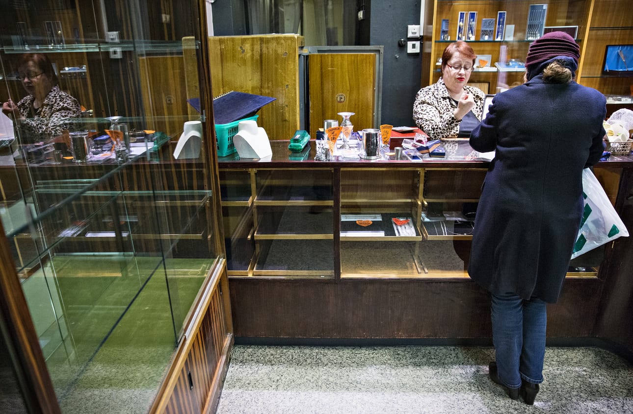 Myyjä Anne Hurme aloitti työnsä 16-kesäisenä Kelloliike E.A. Lahden asiatyttönä yli 40 vuotta sitten. Hän palveli liikkeen viimeisiä asiakkaita sunnuntaina neljän maissa.