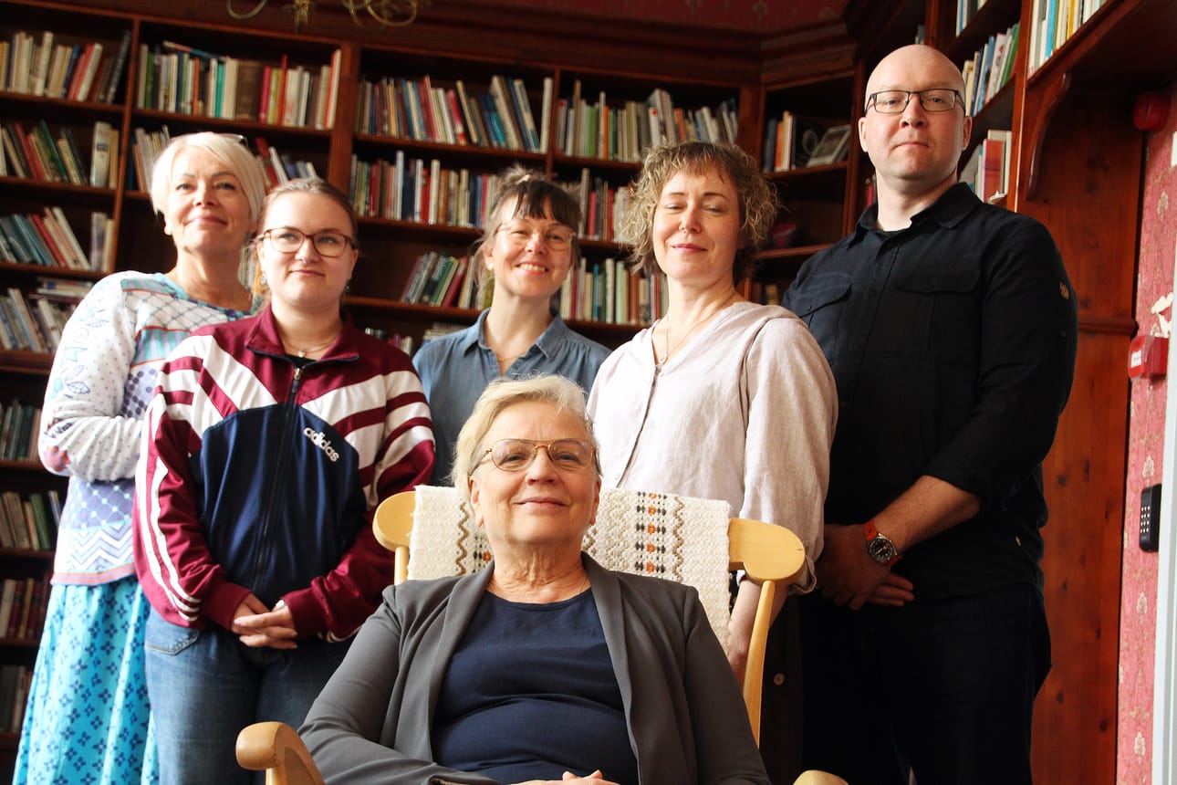 Pia Suonvieri (edessä) toimii Elämäntarinat-hankkeen hankepäällikkönä ja Heidi Liekola hänen takanaan hankekoordinaattorina. Mukana työssä ovat myös Arja Martinviita (vas.), Alva Lindgren, Sari Sandberg ja Keijo Laitala.