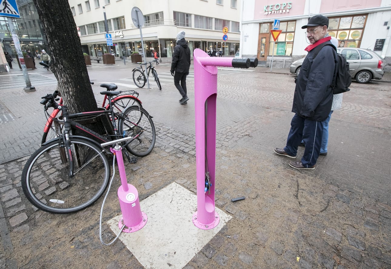 Betonilaattaan kiinni pultatuista huoltopisteistä löytyvät yleisimmät pyörän pikkuhuolloissa tarvittavat työkalut vaijereihin kiinnitettynä sekä kiinteä pumppu.