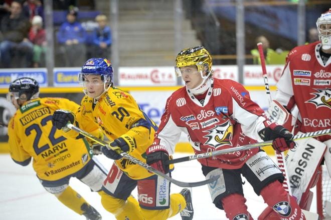 Lokakuun puolivälin Lukko-ottelussa Joel Kiviranta luisteli vielä kultakypärä päässä. Kuva: Juha Sinisalo / Länsi-Suomi