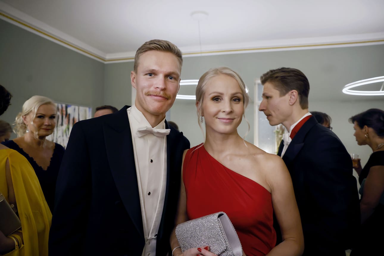 Estejuoksija Topi Raitanen oli juhlatunnelmissa puolisonsa Johanna Rajavaaran kanssa.