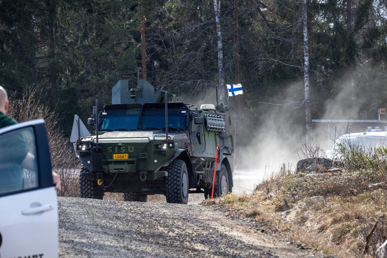 Armeijan Sisu-kuljetuspanssariajoneuvo Oravalassa Kouvolassa 29. maaliskuuta, kun Kouvolan pohjoispuolelle putosi drooni.