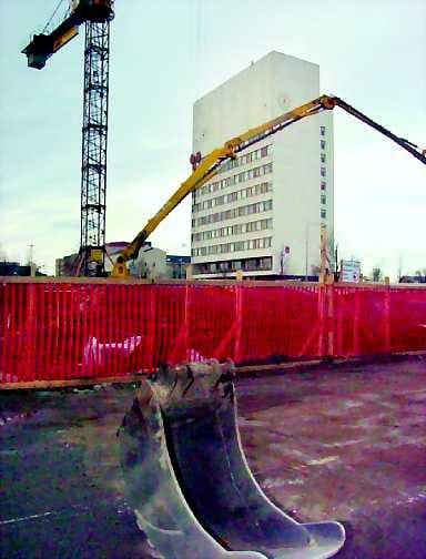 Oikeustalo rakenteilla. Kaupungintalon lähettyvillä Sauvosaaressa rakennetaan. Nyt pitäisi tornitalon päättäjistöönkin iskostaa kokonaisvaltaisempi ajattelutapa.