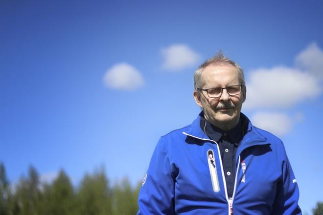 Kyllä se on palkitsevaa, kun saa olla mukana vaikuttamassa asioiden toteutumiseen. Näin sanoo eläkkeelle siirtyvä Alajärven yleisten alueiden päällikkö Pentti Yli-Olli. Ankkurikentän valmistuminen oli yksi uran hienoista hetkistä. KUVAT: JOHANNA KATAJA