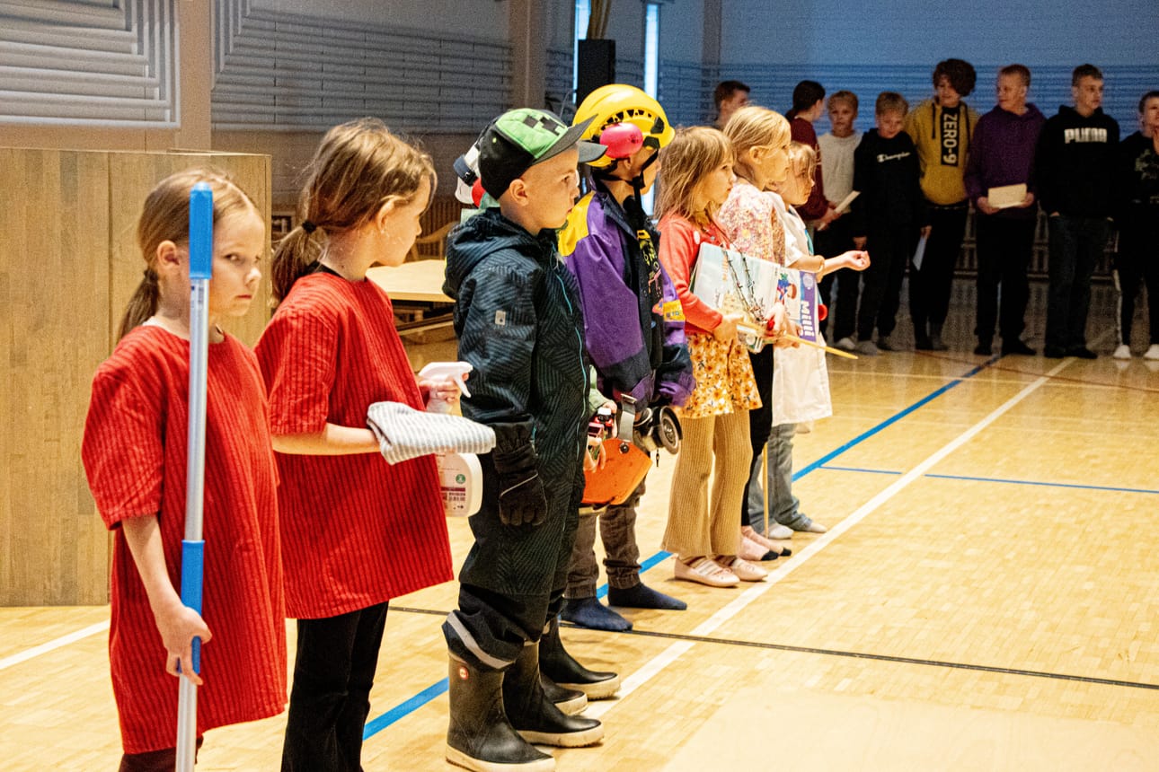 Ensimmäisen luokan oppilaat esittelivät Siikajoenkylän elinkeinoja.